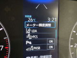 レーンディパーチャーアラートとは車線または走路からの逸脱の可能性を警告すると共に、車線または走路からの逸脱を避けるためのハンドル操作の一部を支援する機能です。詳細は販売店スタッフまでおたずねください。