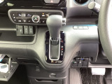 運転席周辺のスマートなレイアウトが、操作のしやすさを実現。快適なドライブをサポートします。パーキングブレーキはフットブレーキタイプです。