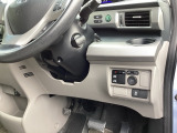 パワースライドドアの開閉はスマートキーのリモコンやドアノブは勿論、運転席側のスイッチ操作でも開閉ができ、安全・簡単です