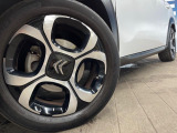 ●純正17インチアルミホイール:輸入車ならではの卓越した走りを支えるホイールと足回りです!日本車の走りに慣れている方にもぜひ体感して頂きたいほど、高いレベルでまとまっています!