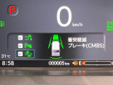 【ホンダセンシング】走行中に前方の車両等を認識し、衝突しそうな時は警報とブレーキで衝突回避と被害軽減をアシスト。より安全にドライブをお楽しみいただけます。