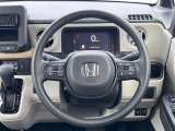 インテリアに合わせたデザインのステアリングは、運転される方のことも考え、運転しやすい形状、大きさです。是非一度、実際に触ってお確かめください。