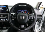 運転中もハンドルでの操作が可能です。特に高速道路等の目が離せない運転時には、便利さだけでなく、安全性も兼ね備えております。