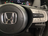 ハンドルにHondaセンシング系のクルーズコントロールやレーンキープアシストなどのスイッチが装備されています。ハンドルから手を離さず安全に操作できます。