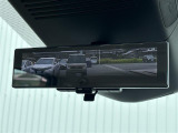 【デジタルインナーミラー】車両後方カメラの映像をミラーに映すことが出来ます。 そのため、後席に人や荷物があって後方が見えづらい場合でもしっかり視界を確保することが出来ます。