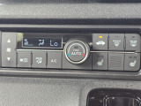 車内環境を自動でコントロールするフルオートエアコン。長距離ドライブも快適です。