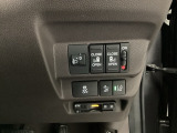 【両側パワースライドドア】です。リモコンや運転席のスイッチ操作で楽々自動開閉。