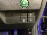 VSA装備車です。VSAはドライバーの操作と車の動きを見守っています。もし車の挙動が乱れたとき、4輪別々にブレーキをかけたり、エンジンパワーをしぼることによって車を安定させます。