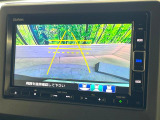 【バックカメラ】駐車時に後方がリアルタイム映像で確認できます。大型商業施設や立体駐車場での駐車時や、夜間のバック時に大活躍!運転スキルに関わらず、今や必須となった装備のひとつです!