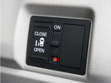◆片側電動スライドドア◆狭い駐車場でも乗り降りが楽々♪お子様が隣の車にドアを当ててしまう心配もございません!小さなお子様連れの方もこれで安心。