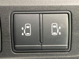 【ハンズフリー機能付き両側パワースライドドア】スライドドアの下に足先を入れてすぐ引くと、自動的にスライドドアが開閉します!荷物で両手がふさがった状態でも、ドアの開閉ができてとっても便利!