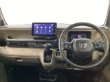 車内は光触媒抗菌消臭施工済です。インパネ周りはスタイリッシュなデザインで機能や装備も充実しています。グローブボックスやカップホルダーのほかにトレーなどたくさんの収納スペースが付いています。