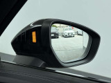 ●アウディサイドアシスト『後方の死角を並走する車両を検知しドアミラーの内側のLEDが点灯。ドライバーに注意を促し事故を未然に防ぐシステムです。』