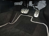 ゴムの滑り止めを組み合わせたアルミ製スポーツペダルです。靴が濡れていても滑りにくく、快適なドライブが楽しめます♪
