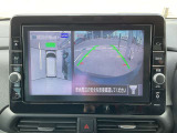 車両を上から見ているようなアラウンドビューモニターの映像をナビゲーション画面に映し出してくれるので、小さなお子様や障害物を確認できます。運転のしやすさはもちろん、事故防止にも役立ちます!