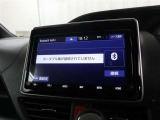<Bluetooth>スマートフォンなどの機器と車をBluetoothで接続すると、ワイヤレスで音楽を再生できます。