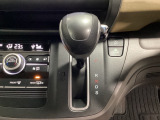 CVT車のセレクトレバーです。低速から高速まで、変速ショックのないスムーズな走りを実現するとともに、エンジン効率のよい領域を維持することで燃費にも貢献します。