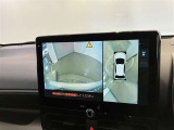 複数のカメラの映像をもとに、クルマを真上から見ているような映像をドライバーに提供し駐車をサポートする機能です。