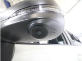 助手席側で見えにくい左前方の映像を、車内のマルチファンクションディスプレイに映し出します。前方への駐車や左寄せ、狭い道でのすれ違いなど、さまざまなシーンで安心して運転できる便利な機能です。
