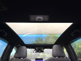 【パノラマルーフ】大型のガラスルーフ搭載で車内の解放感が一気にアップ!開放的なドライブをお楽しみいただけます。