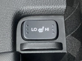 左右別々のシートヒータースイッチが付いています。HiとLoの2段階で温度設定ができます。