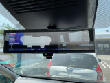 車体の後部にカメラがついていて、その映像がルームミラー内のモニターに表示します。人や荷物などで視界が遮られた時なども確認がしやすいです。
