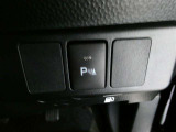 コーナーセンサーを車の前後に装備。障害物までの距離に応じて運転手にお知らせ。縦列駐車時や駐車場・車庫などでの取り回しをサポートします。詳細は販売店スタッフまでおたずねください。