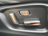 運転席は10Wayの電動シートになっています。ドライバーの体格に合わせたドライビングポジションを設定出来ます。また、2人分のポジションをメモリー出来るのでいつでも自分のポジションに戻せます♪