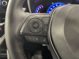 ステアリングスイッチ付きで、運転中に視線を前に向けたまま操作できます。