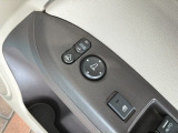 狭い駐車場で便利な電動格納ドアミラーが付いています。