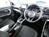 【運転席まわり】・・・ハンドルやシートなども隅々までクリーニング済み。キレイな車内でドライブがより一層快適にお楽しみいただけると思います。