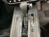 CVT車のセレクトレバーです。低速から高速まで、変速ショックのないスムーズな走りと、エンジン効率のよい領域を維持して燃費にも貢献します。