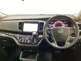 車内は光触媒抗菌消臭施工済です。スタイリッシュなデザインでスポーティなインパネ周りを演出します。グローブボックスやカップホルダーのほかにトレーなどたくさんの収納スペースが付いています。