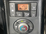 【オートエアコン】一度お好みの温度に設定すれば、車内の温度を検知し風量や温度を自動で調整。暑い&hellip;寒い&hellip;と何度もスイッチ操作をする必要はありません。快適な車内空間には必須の機能ですね♪
