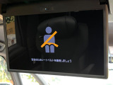 【13.2型有機ELフリップダウン】三列目からでも迫力のエンタメが観れる大画面フリップダウン。有機ELのモニターでは、一般的なフリップダウンよりも高コントラストでキレイな映像を楽しめます。