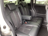 ホンダ車の低床ボディは、チャイルドシートへのお子さまの乗降や荷物の積載もスムーズ。後席にも左右分離式のアームレストがついております。ゆっくりおくつろぎいただけます。