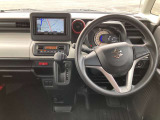すっきりした運転席周りにはナビやエアコンの操作パネルを設置しておりますので、お一人での運転でもご安心できます。