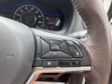 【クルーズコントロール】アクセル操作なしで一定速度を保つ機能。先行車との距離を自動調整する追従型が主流で、高速走行時の疲労を劇的に軽減します。長距離移動が多いお客様への商談では必須の快適装備です。