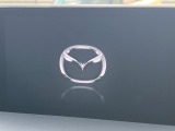 【8インチマツダコネクト】車内の雰囲気にマッチした大型のディスプレイ。スマホ接続でのナビ使用やBluetooth再生等、様々な機能が楽しめます。直感的なダイヤル操作が可能で、使い勝手も良好です。