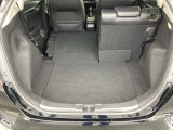 後席は分割可倒式で、用途に合わせてアレンジ可能。荷物の量や乗車人数に応じて柔軟に使える便利なシートです。