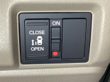 左側電動スライドドアは運転席からでも操作ができるように、ハンドル付近に開閉の操作スイッチが付いています。