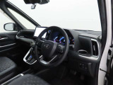 シンプルで使いやすいデザインの運転席です。