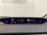 デジタル表示のスピードメーターとタコメーターを大きく配した見やすいメーター部になっています。左側のインフォメーション画面でオドメーターや燃費などの情報を確認できます。