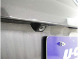 バックカメラが付いているので後方確認が非常にしやすいです。今や運転初心者も熟練者も必須装備!ついていて損はないですね♪