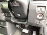【両側パワースライドドア】です。リモコンや運転席のスイッチ操作で楽々自動開閉。スマートキーをポケットやバッグに入れたままで、キーを差し込むことなくボタンを押すだけでエンジンが始動します。