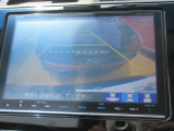 【リアカメラ】リバースに入れるだけで後方の映像が映ります。安全確認や、狭い駐車場での車庫入れ、雨の日や夜間など視界の悪い時に便利です。安全にバックする為には欠かせない装備です。