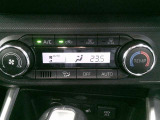 オートエアコンで車内快適♪ご希望の温度に設定すれば風向きや風量を自動で調整してくれますよ!