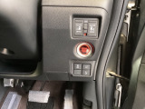 【両側パワースライドドア】です。リモコンや運転席のスイッチ操作で楽々自動開閉。スマートキーをポケットやバッグに入れたままで、キーを差し込むことなくボタンを押すだけでエンジンが始動します。