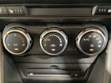 空調スイッチ類は最近流行のタッチパネル式ではなく、運転中でも直感的に操作できるダイヤル式を採用しております。