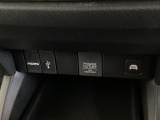 アクセサリーソケットはUSBのアダプターなどをつければ、スマホの充電にも使えます。横にはナビゲーション用の外部入力可能なUSB端子やHDMI端子がついており、周辺には物が置けるボックスがついています。